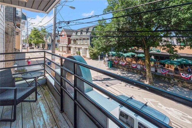 Building Photo - 492 Thames St