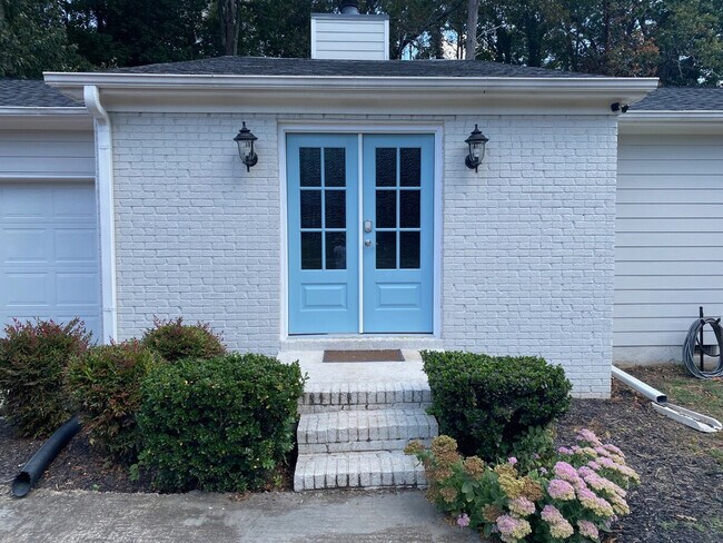 Building Photo - 1565 Pinebreeze Dr