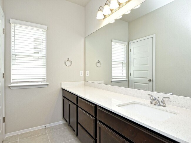 Building Photo - 5 BR + Office /2.5 BA - 2637 SF - Cloverleaf in SOUTH AUSTIN!