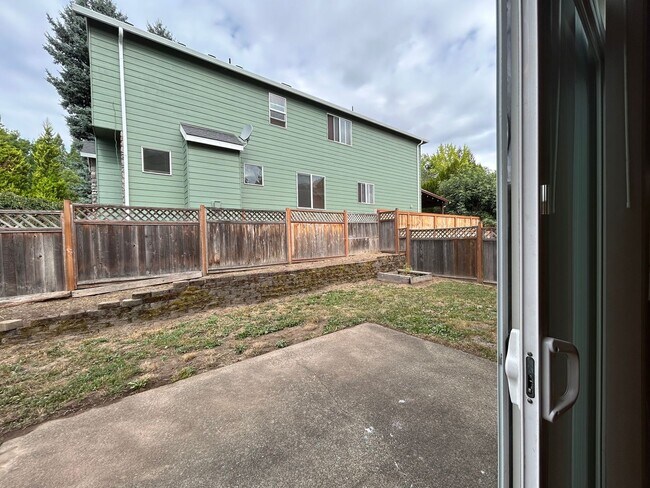 Building Photo - Spacious 4 Bed, 2.5 Bath Home!