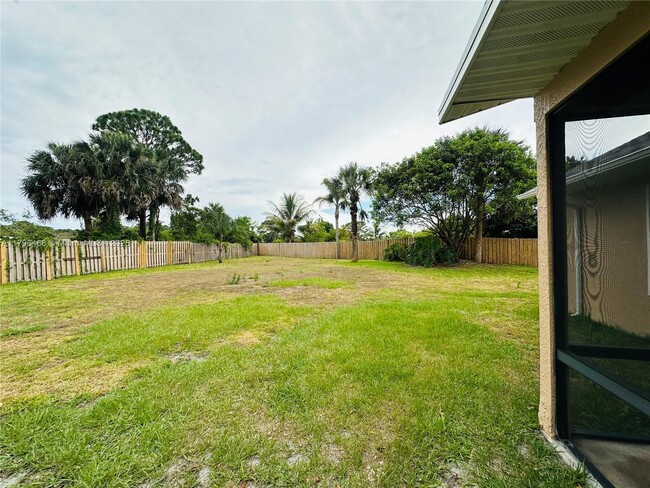 Building Photo - 2853 SW East Louise Cir