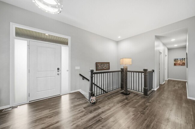 Building Photo - Awesome 4 Bedroom LIKE NEW!