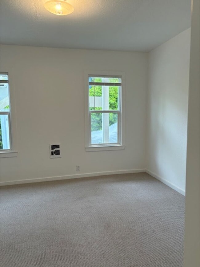 Building Photo - Beautiful Remodeled Berkeley 3 Bedroom Dup...