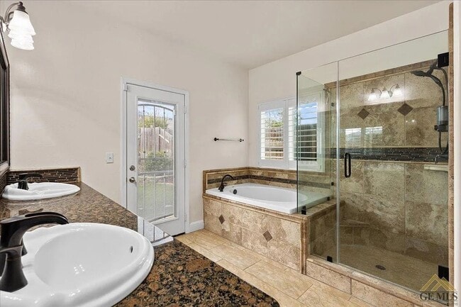 Building Photo - Charming NW Home with 3-Car Garage in Desirable Neighborhood