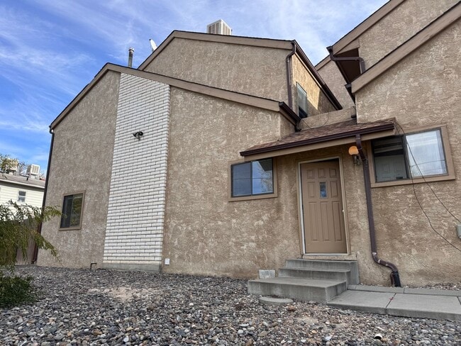 Primary Photo - Cute 2 Story, 3Bed, 1.5Bath Townhouse in Grand Junction!!!!