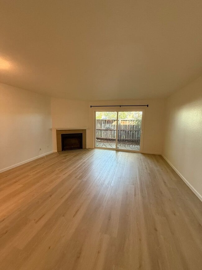 Building Photo - 2 BEDROOM TOWNHOUSE