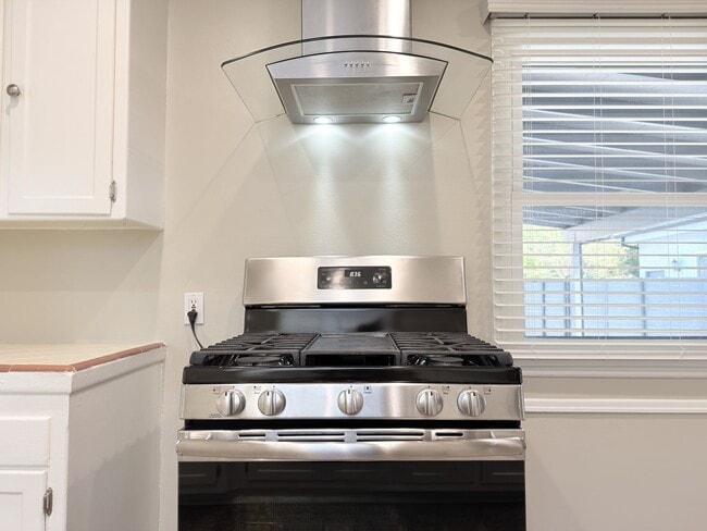 Building Photo - Upgraded 2-Bedroom Home with Garage & Enclosed Yard.