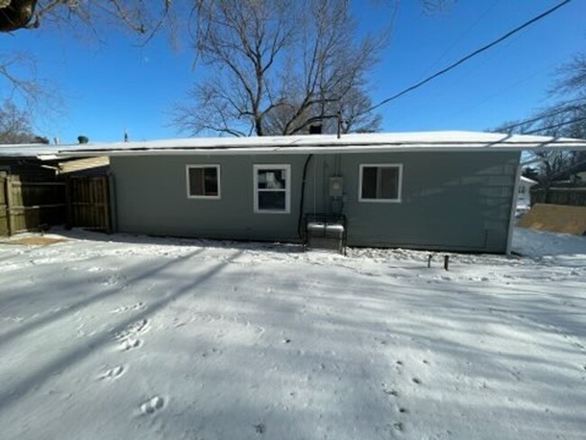 Building Photo - Updated 3BD/1BA