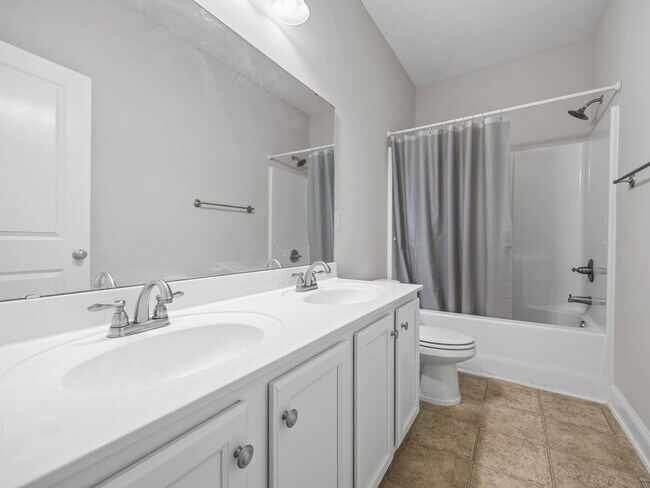 Building Photo - **MOVE IN SPECIAL! 50% off first month's rent!!** Spacious 4BR Townhouse with 2-Car Garage Near D...