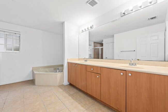 Building Photo - 1425 NW 36th Way