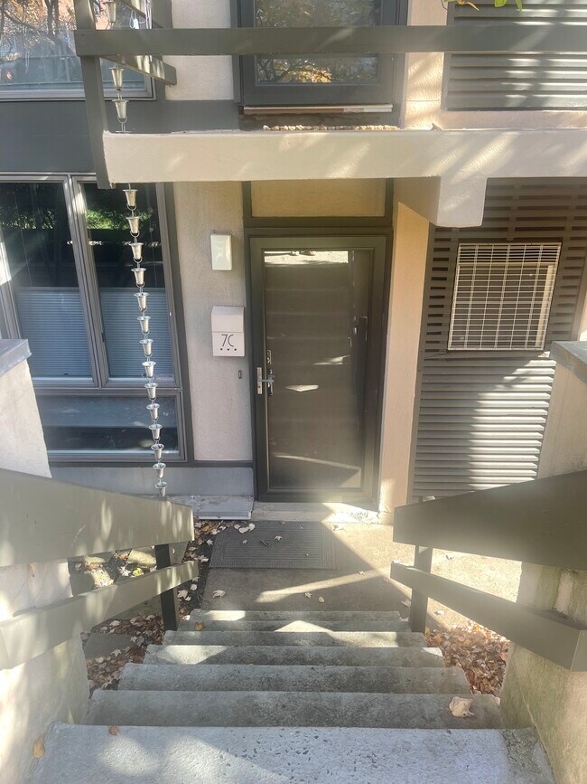 Building Photo - 7 Hughes Pl