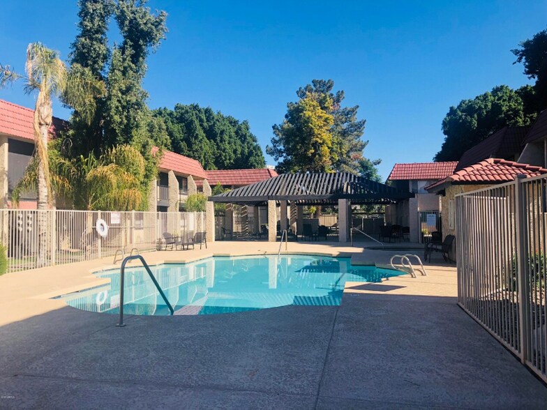 Building Photo - 700 W University Dr