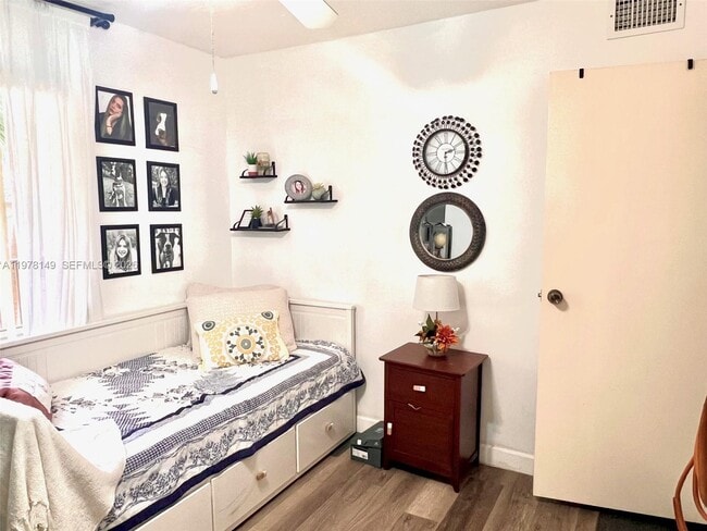 Building Photo - 2811 Somerset Dr