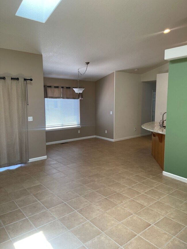 Building Photo - Charming Three Bedroom Pet Friendly Home in Lebanon Or!