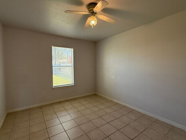 Building Photo - 1820 Fleetwood Dr