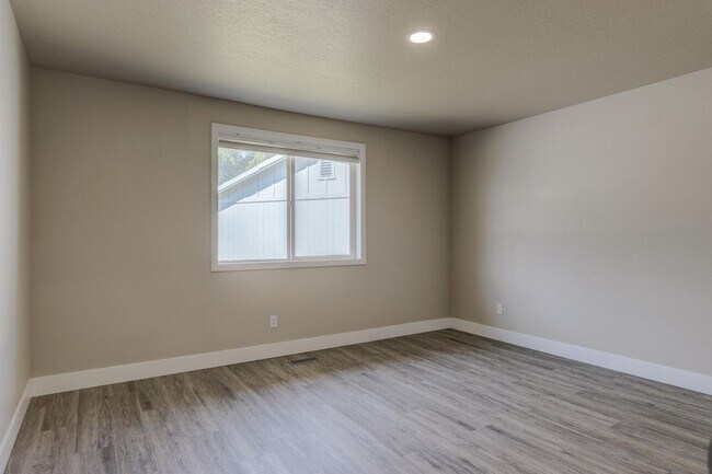 Building Photo - Complete Remodel near Boise River _ Pet Friendly!