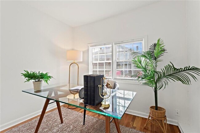 Building Photo - 2070 Ridgedale Rd NE