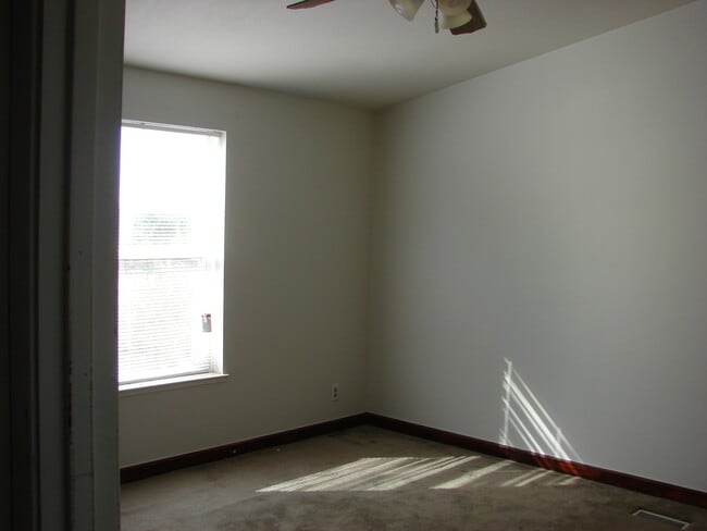 Building Photo - 4 Bedroom in Arboga! Available Now!