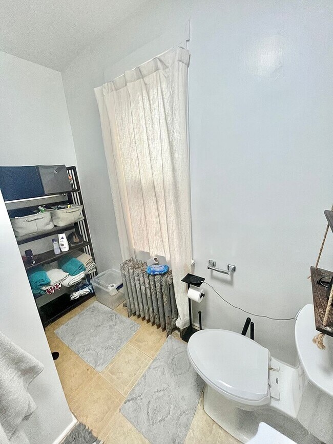 Building Photo - 255-257 N Spring St