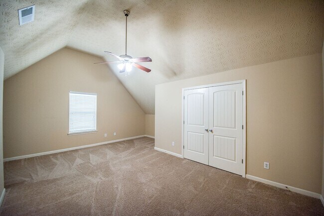 Building Photo - Beautiful home available today!