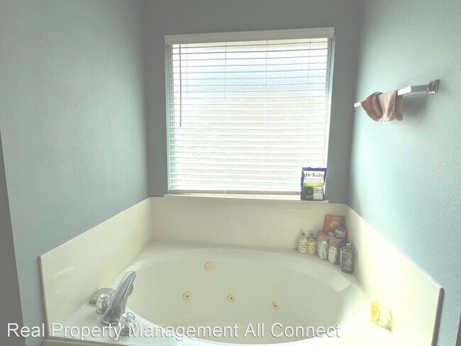 Building Photo - 4 br, 2.5 bath House - 802 Stevenage Dr