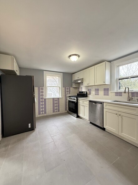 Building Photo - 5 Alcott St