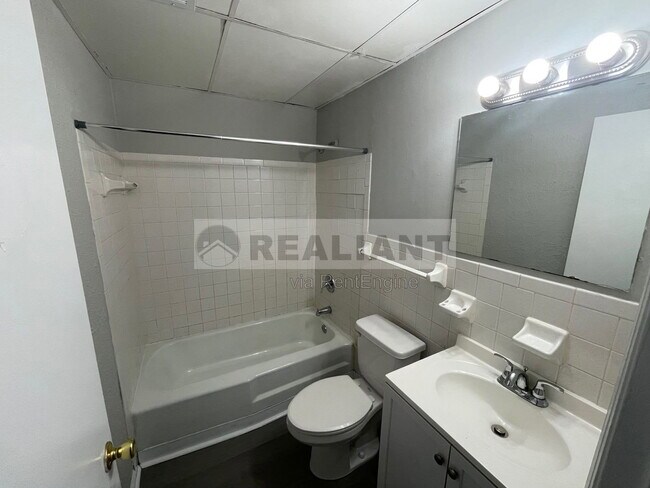 Building Photo - 208 Lakeshore Dr