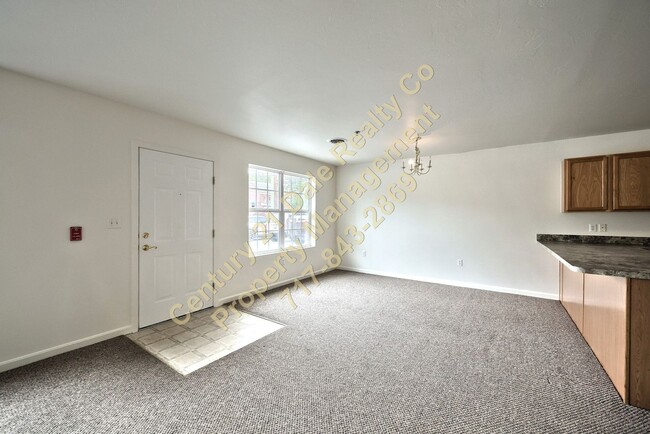 Building Photo - 2 Bedroom Townhome in Eastern School District