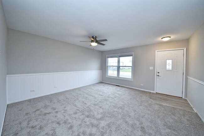 Building Photo - 94 W Elm Ave