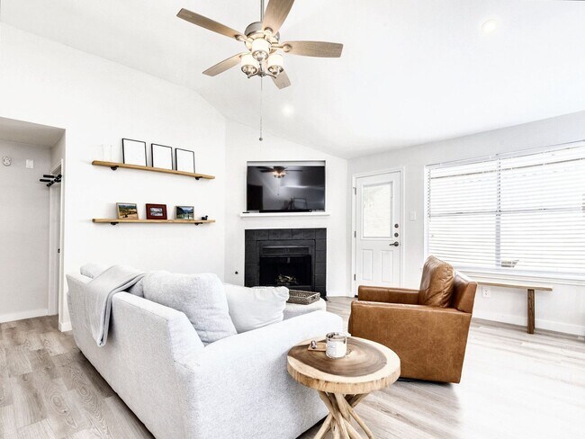 Building Photo - Lovely 3/BR 2.5/BA Modern Home with Premiu...