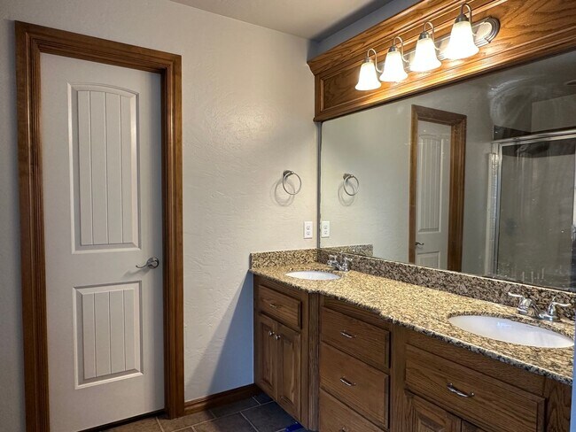 Building Photo - Charming 3 Bedroom, 2 Bathroom with Storm ...