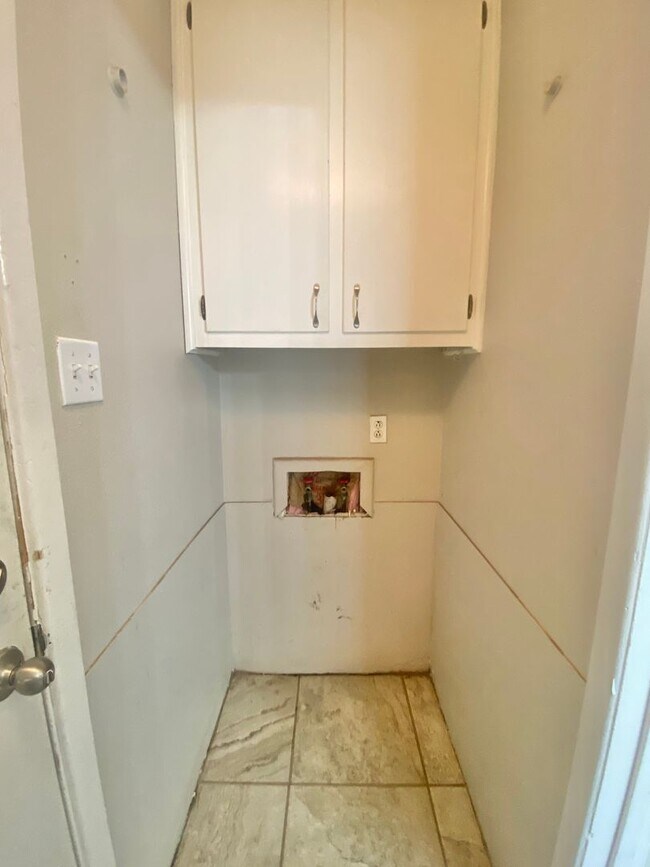 Building Photo - Great 3 bed 2 bath near West Loop 289 and 4th street