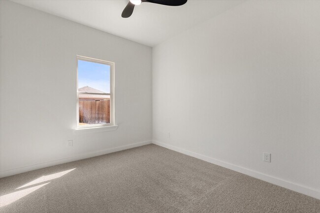 Building Photo - 1414 Farmhouse Ave