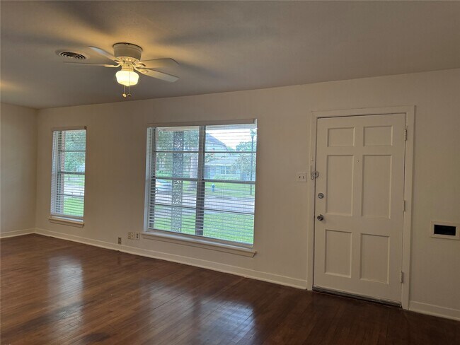 Building Photo - 4013 Newshire Dr