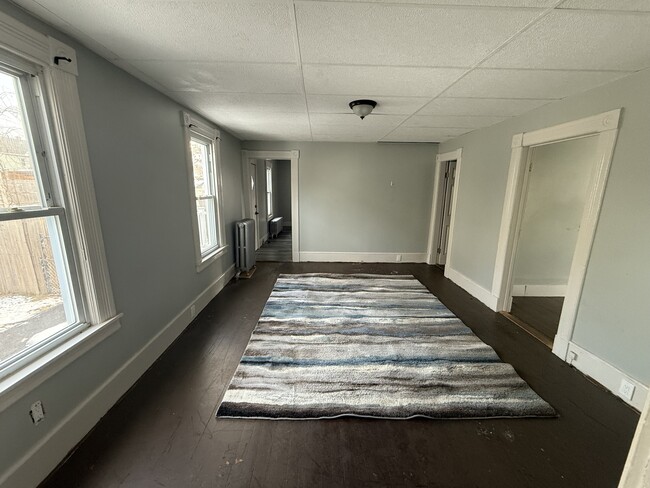 Living room in the center of house - 47 Silver St