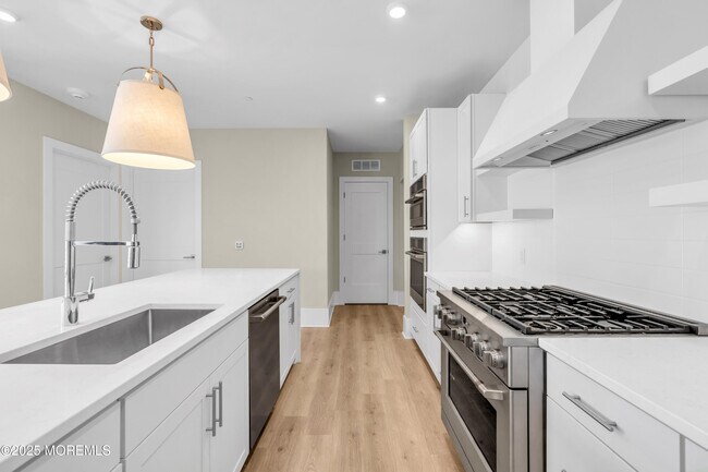 Building Photo - 218 3rd Ave