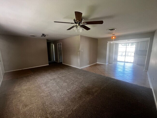 Building Photo - Freshly updated home with privacy fence in...
