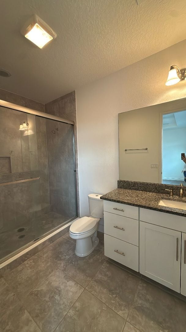 Building Photo - Eagle Creek three bedroom, 2 and half bath...