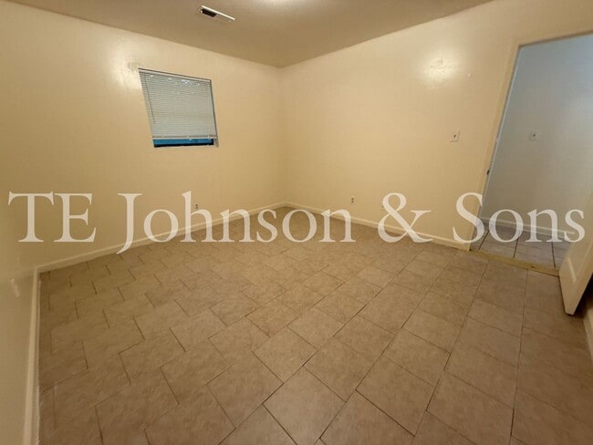 Building Photo - Comfortable 2 Bedroom Living with All Utilities Included on Oakcroft