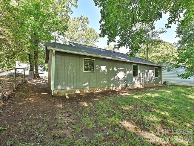 Building Photo - 633 Pennwood Ln