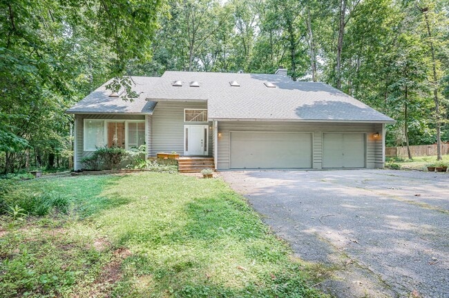Building Photo - Exceptional Contemporary Features Privacy and a Scenic Back Yard.