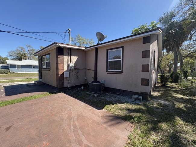 Building Photo - Charming 2-Bedroom Home in St. Petersburg'...