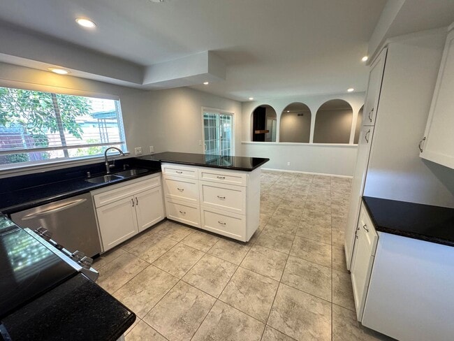 Building Photo - Spacious East Ventura 4 Bedroom Home – Sin...