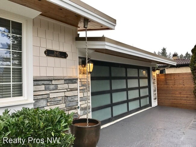 Building Photo - 3 br, 2.5 bath House - 1845 Evergreen Poin...