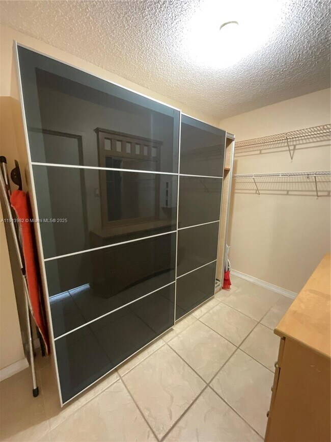 Building Photo - 2049 S Ocean Dr