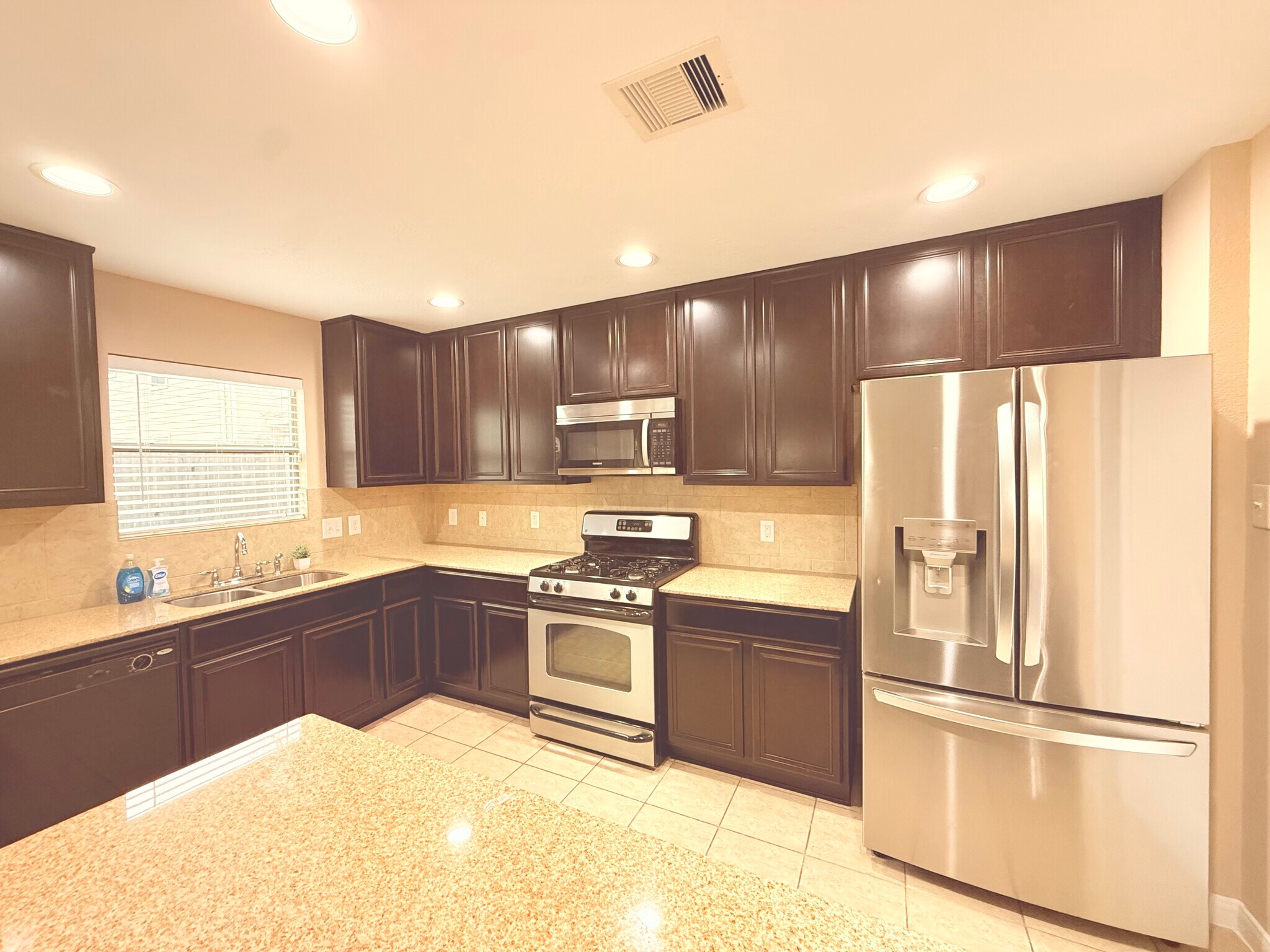 Building Photo - 16005 Summerville Lake Dr