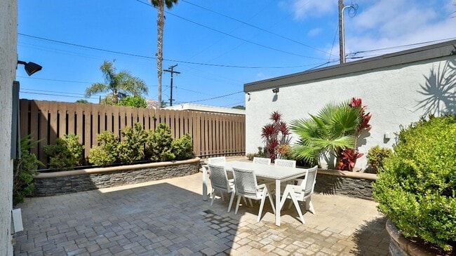 Building Photo - Downtown HB Furnished Flexible Term Rental