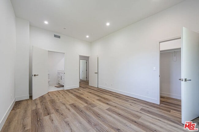 Building Photo - 4443 Auckland Ave