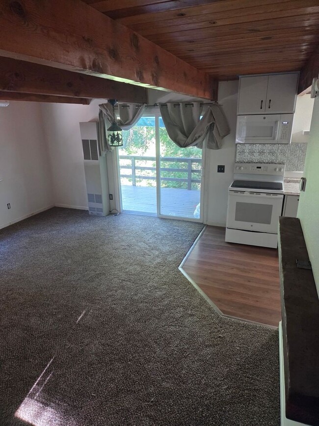 Building Photo - Charming 3-Bed, 2-Bath Home in Peaceful Tw...