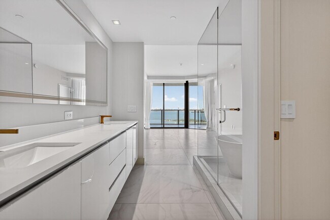 Building Photo - 700 NE 24th St